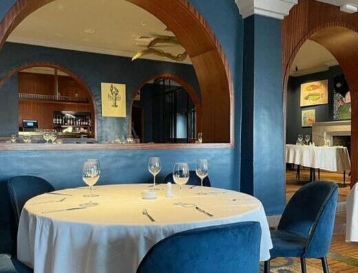 Une salle à manger avec une table et des chaises bleues.