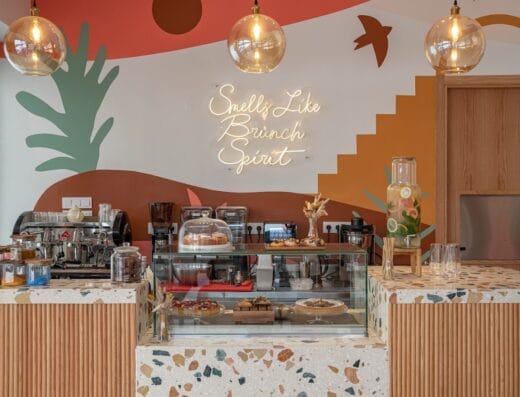 Un café avec une fresque colorée sur le mur, parfait pour une expérience de brunch sacré.