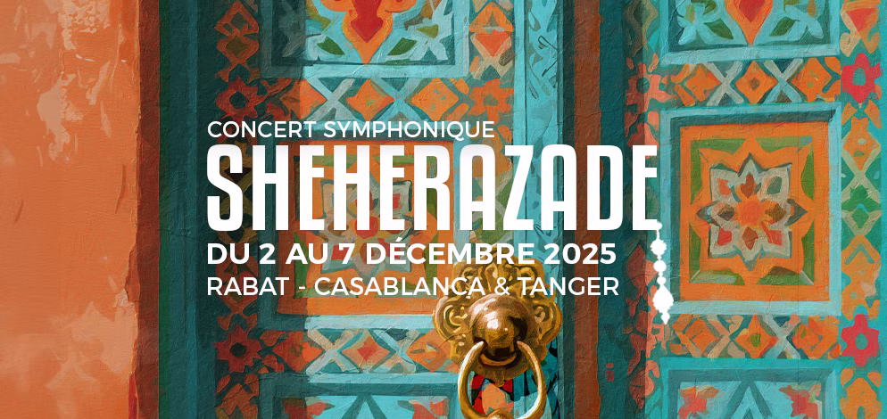 Porte colorée, ornée d'un heurtoir doré et d'un texte promouvant le concert symphonique "Shéhérazade" - un moment fort des sorties culturelles de Casablanca - au Maroc, du 2 au 7 décembre 2025, à Rabat, Casablanca et Tanger.